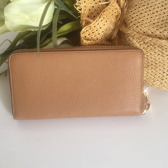 Tory Burch carter smartphone bi- fold wallet - Picture 2 of 4